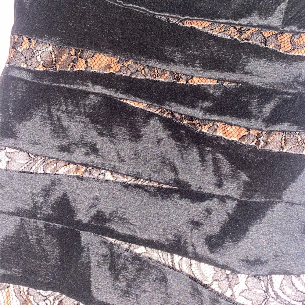 BLACK AND PINK LACE DRESS - Picture 3 of 7
